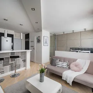 https://silver-premium-business-loft-900-m-to-central-station.warsawhotelspoland.com